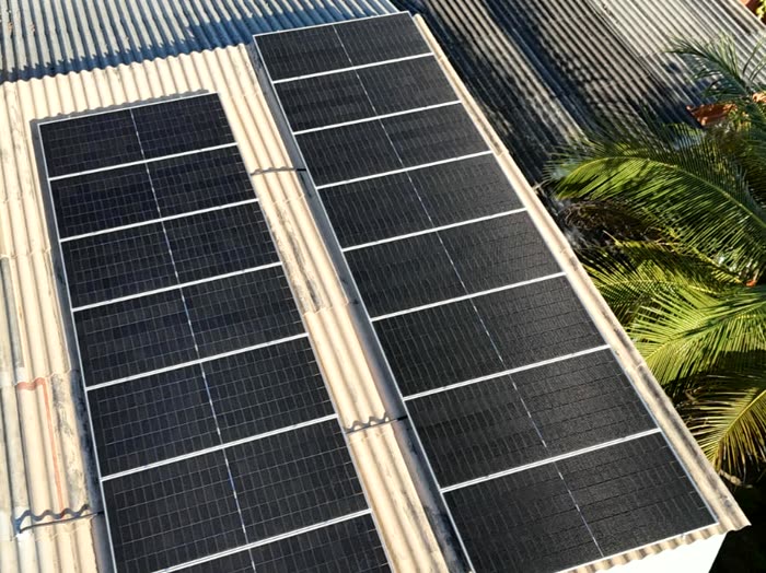 Telhado comprido coberto por duas fileiras de placas solares