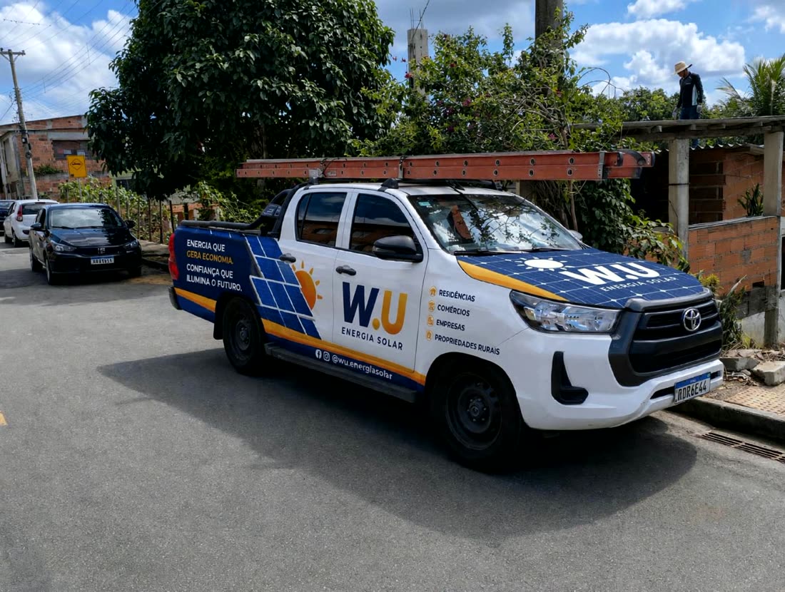 Caminhonete da W.U Energia Solar com a identificação visual da empresa