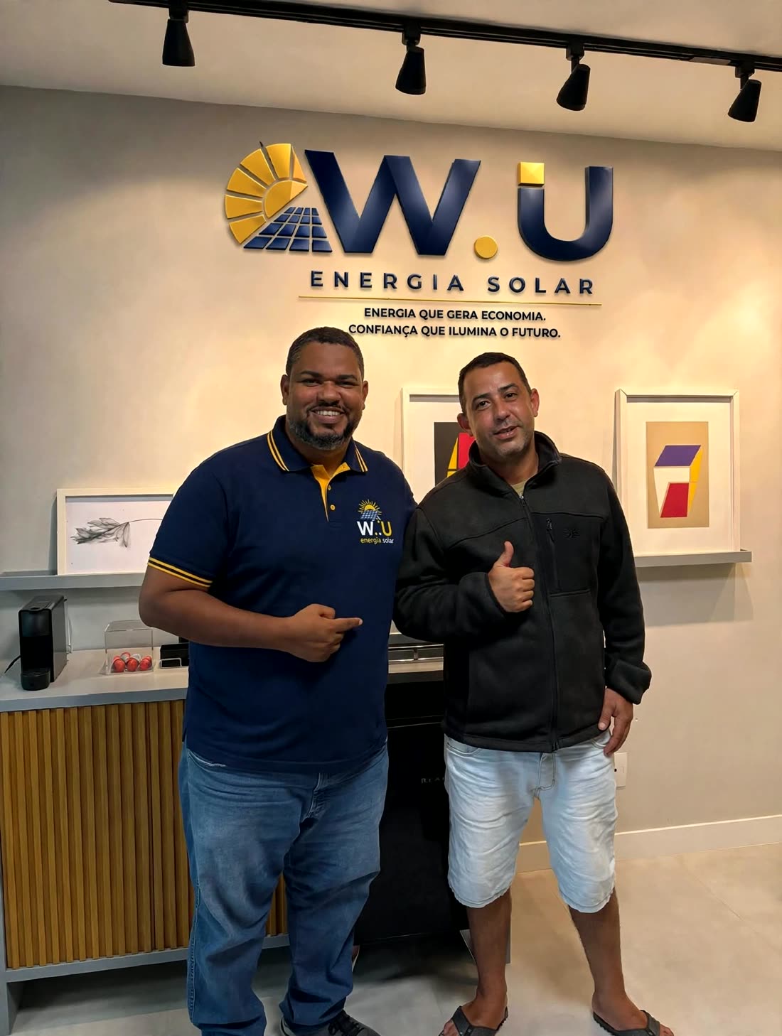Interior da loja da W.U Energia Solar, com o logo da empresa na parede